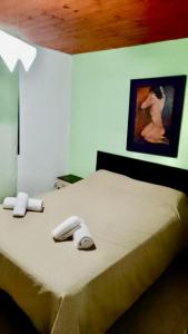 Schlafzimmer mit einem Bett mit Wandgemälde in der Unterkunft El Rincon de Jose Luis - Cabañas y Restaurante in Tanti