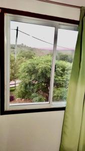 una ventana con vistas a un árbol en El Rincon de Jose Luis - Cabañas y Restaurante in 