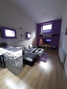 una sala de estar con un sofá y una mesa en Apartman Lela, en Vršac