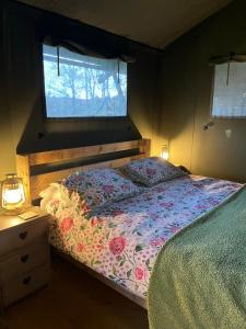 Postel nebo postele na pokoji v ubytování Sibbecks Farm Glamping