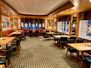 Hotel Maack في سيفيتال: مطعم فيه طاولات وكراسي في الغرفة