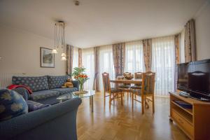 Μια τηλεόραση ή/και κέντρο ψυχαγωγίας στο Stadt Residenz WE1 WE8 - 2 Reihe - Sauna im Haus