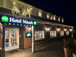 ein Hotel-Makk-Schild vor einem Gebäude in der Unterkunft Hotel Maack in Seevetal