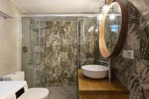 A bathroom at The Old Town Gem