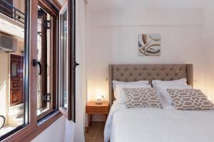 A bed or beds in a room at The Old Town Gem