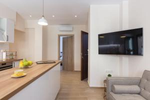 A kitchen or kitchenette at The Old Town Gem