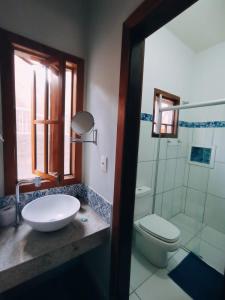 ピレノポリスにあるRecanto Rocasのバスルーム(洗面台、トイレ付)、窓が備わります。