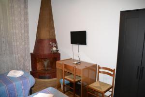 ローマにあるAurora Borealeの暖房、デスクが備わる客室です。