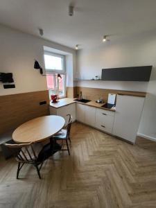 uma cozinha com mesa e cadeiras num quarto em CityCenterApartments/KSS2 em Bielsko-Biala