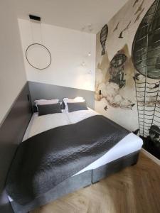 ein Schlafzimmer mit einem großen Bett in einem Zimmer in der Unterkunft CityCenterApartments/KSS2 in Bielsko-Biała