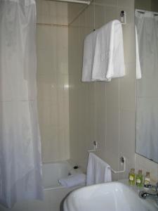 uma casa de banho com uma banheira branca, um lavatório e um chuveiro em Besiberri em Arties