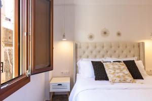 A bed or beds in a room at The Old Town Gem