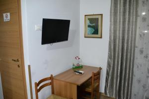 ローマにあるAurora Borealeの壁にテーブルとテレビが備わる部屋