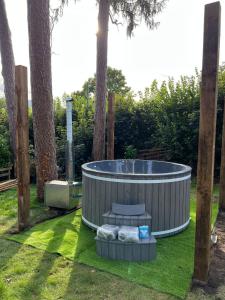 uma banheira de hidromassagem num quintal com palmeiras em Beautiful 4-bed home, Hot Tub & Stunning Views! em Abergavenny