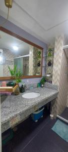 een badkamer met een wastafel en een grote spiegel bij 2BR, BIG & COZY UNIT 592sqft at TORRE DE MANILA in Manilla