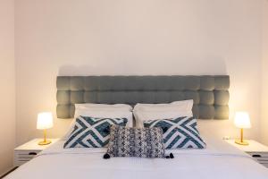 A bed or beds in a room at The Old Town Gem