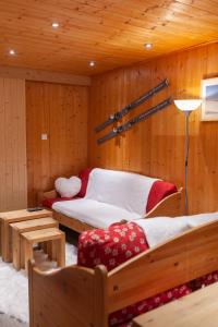 two beds in a room with wooden walls at Le Neiger - Appartement Emeraude in Saint-Martin-de-Belleville +26 photos