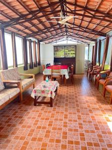 班加羅爾的住宿－HSR Homestay Chethana，客厅配有沙发和桌子。