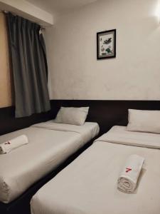 2 Betten nebeneinander in einem Zimmer in der Unterkunft 7 Hotel in Juru