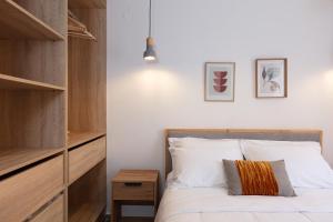 A bed or beds in a room at The Old Town Gem