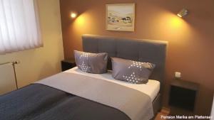 シオーフォクにあるHaus Marikaのベッドルーム1室(紫色の枕2つ付きのベッド1台付)
