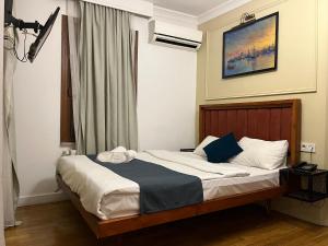 Un pat sau paturi într-o cameră la Volga Rika Hotel