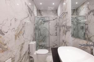 A bathroom at The Old Town Gem