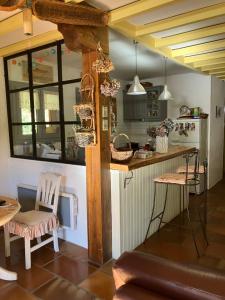 cocina con encimera, sillas y mesa en Chalet de charme, en Montfort-sur-Boulzane