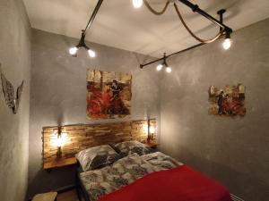 Un dormitorio con una cama y dos cuadros en la pared. en Altstadtblick Altenburg, en Altemburgo