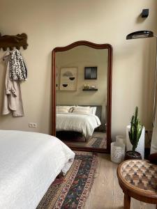 Stunning apartment by MAS في أنتويرب: غرفة نوم بسرير ومرآة كبيرة