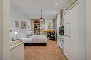 1 dormitorio con 1 cama y chimenea en Victoria Luxury Rooms - Split Downtown en Split