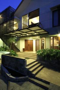 dom ze schodami przed nim w obiekcie Java Go Residence by Jiwa Jawa w mieście Semarang
