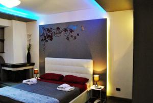 um quarto com uma cama com almofadas vermelhas em B&B Etna Taormina em Randazzo