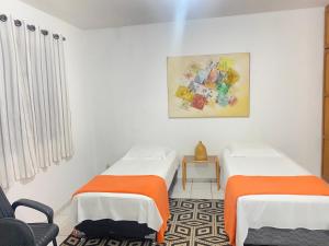 Ένα ή περισσότερα κρεβάτια σε δωμάτιο στο Apart Cavalari Kitnets