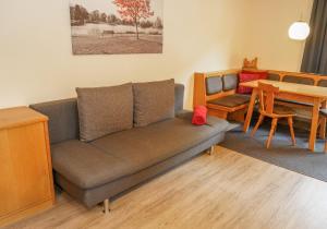 ein Wohnzimmer mit einem Sofa und einem Tisch in der Unterkunft Birkenheim in Sankt Leonhard im Pitztal