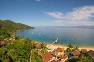 - une vue sur une plage avec des bateaux dans l'eau dans l'établissement Casa del Artista, Ilha Grande Araçatiba, à Angra dos Reis