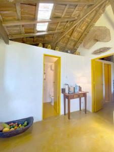 um quarto com uma taça de fruta e uma mesa em Casa del Artista, Ilha Grande Araçatiba em Angra dos Reis