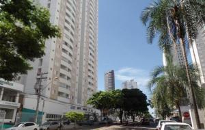 una calle de la ciudad con edificios altos y palmeras en Apartamento 2Q Próximo ao Hospital Premium NW1306, en Goiânia