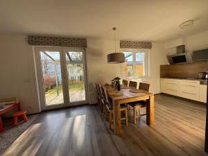 kuchnia i jadalnia ze stołem i krzesłami w obiekcie Wellness & Spa Apartments Lipno - Frymburk w mieście Frymburk
