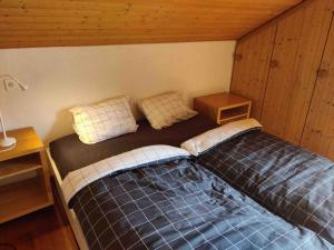 um quarto com uma cama num quarto em Engelberg, Renovated Chalet in Wonderful Location em Engelberg