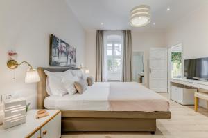 Dormitorio con cama, escritorio y TV en Victoria Luxury Rooms - Split Downtown en Split