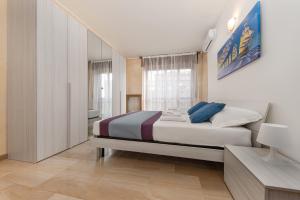 ein Schlafzimmer mit einem großen Bett und einem Spiegel in der Unterkunft Casa da Suite Superba in Mailand