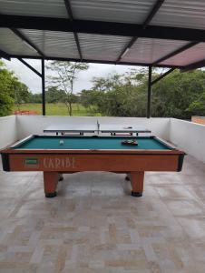 einem Billardtisch in der Mitte eines Zimmers in der Unterkunft Villas Campestres las Heliconias - Villa Ginger in Villavicencio