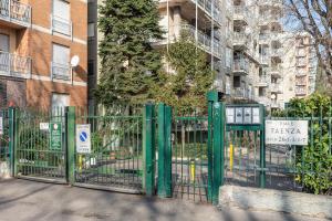 ein grünes Tor vor einem Gebäude in der Unterkunft Casa da Suite Superba in Mailand