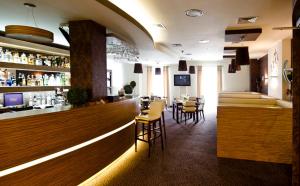 bar w restauracji ze stołami i krzesłami w obiekcie Hotel Ines w mieście Sędziszów Małopolski