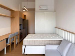 a small room with a bed and a kitchen at Apt. inteiro recém-reformado - Vila Mariana in São Paulo