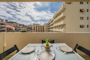 tavolo da pranzo con vista sulla città di Magnifique studio au pied des plages a Cannes