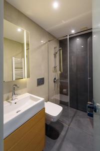uma casa de banho com um WC, um lavatório e um chuveiro em Tim 3 em Belgrado