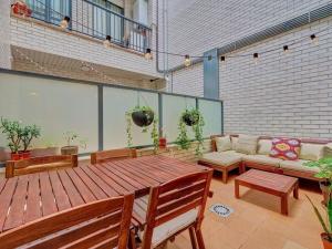 Un patio con una mesa de madera y un sofá. en Apartamento El Cuarto Rey by Clabao, en Pamplona