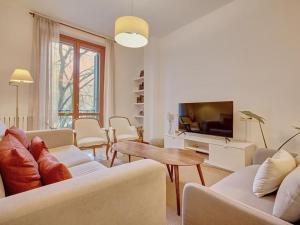 sala de estar con muebles blancos y TV en Apartamento El Cuarto Rey by Clabao, en Pamplona